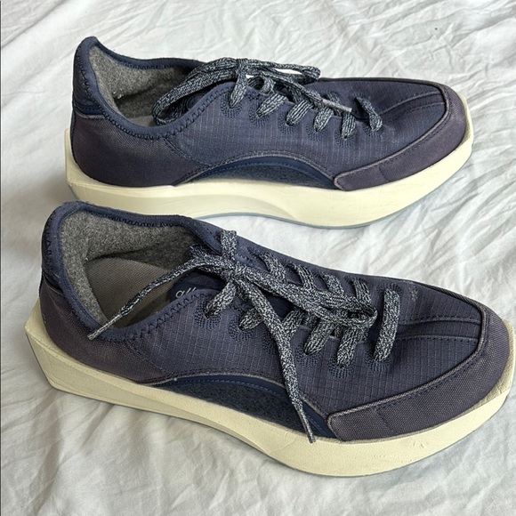 Women’s size 9 Allbirds Blue and White Sneakers with Versatile Style - Picture 6 of 10